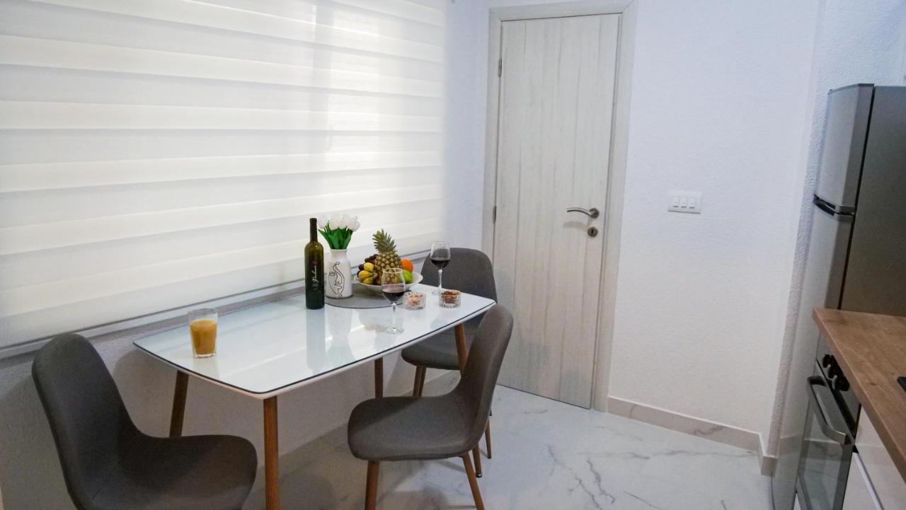 Peaceful & Sunny Apartments Trogir Bagian luar foto
